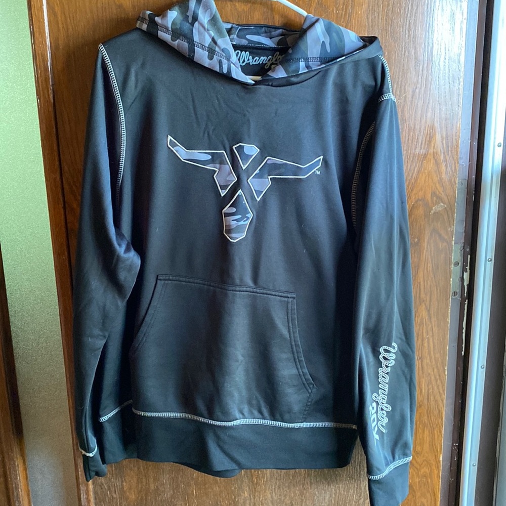 Wrangler 20X black camo hoodie with steerhead. Size M